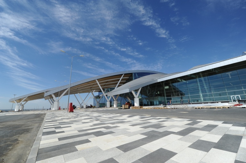 В международном аэропорту Платов приземлились первые самолёты 